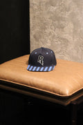 Gorra azul, con hebilla en cuero genuino