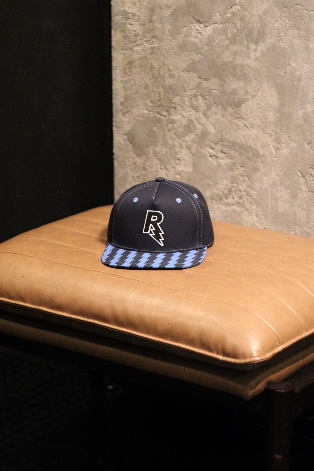 Gorra azul, con hebilla en cuero genuino
