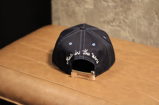 Gorra azul, con hebilla en cuero genuino